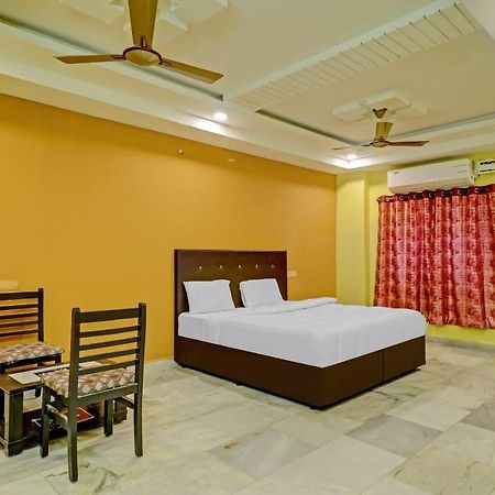 Oyo 81589 Aruna Dwraka Homes Hyderabad Exteriör bild