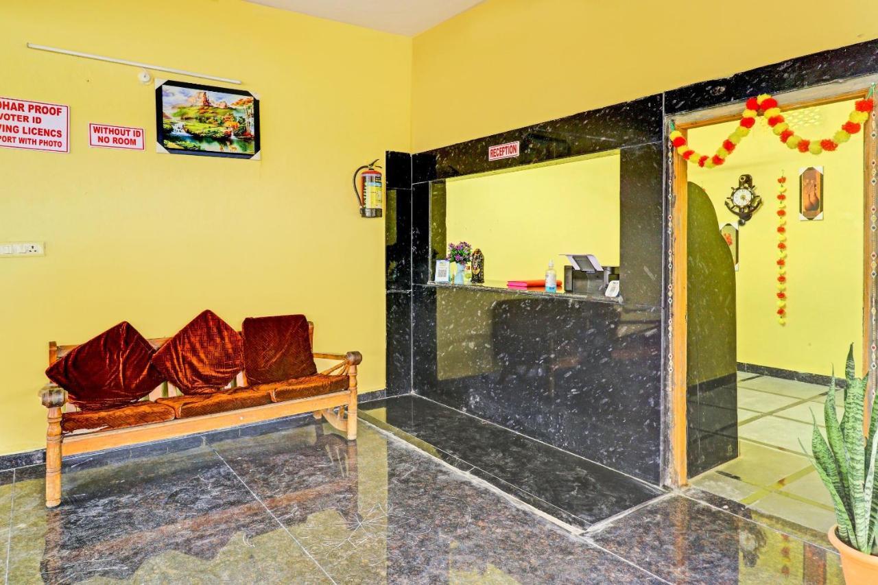 Oyo 81589 Aruna Dwraka Homes Hyderabad Exteriör bild