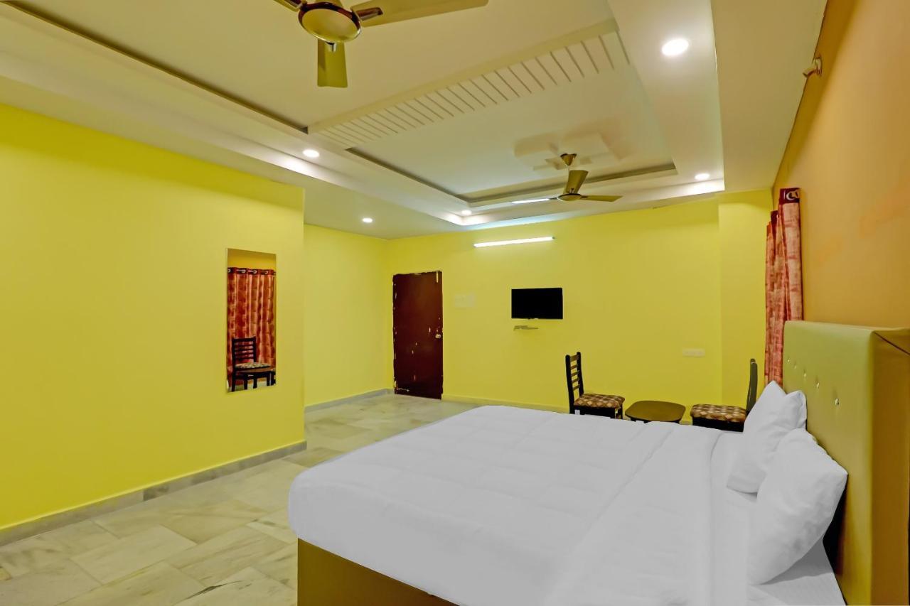 Oyo 81589 Aruna Dwraka Homes Hyderabad Exteriör bild