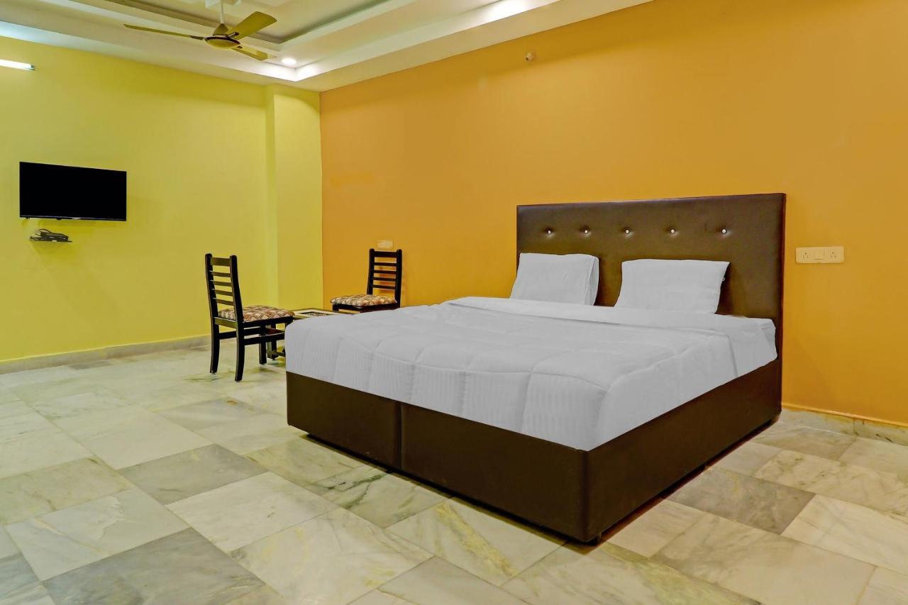 Oyo 81589 Aruna Dwraka Homes Hyderabad Exteriör bild
