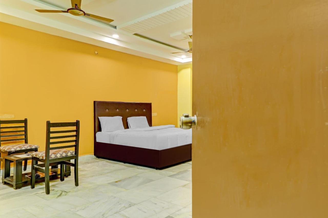 Oyo 81589 Aruna Dwraka Homes Hyderabad Exteriör bild
