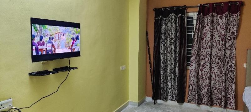 Oyo 81589 Aruna Dwraka Homes Hyderabad Exteriör bild
