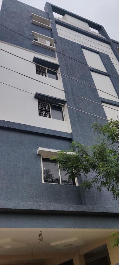Oyo 81589 Aruna Dwraka Homes Hyderabad Exteriör bild