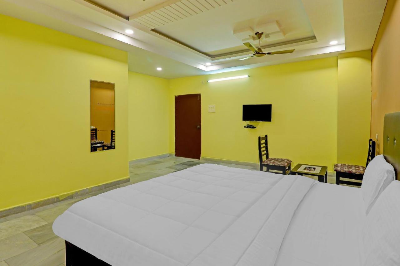 Oyo 81589 Aruna Dwraka Homes Hyderabad Exteriör bild