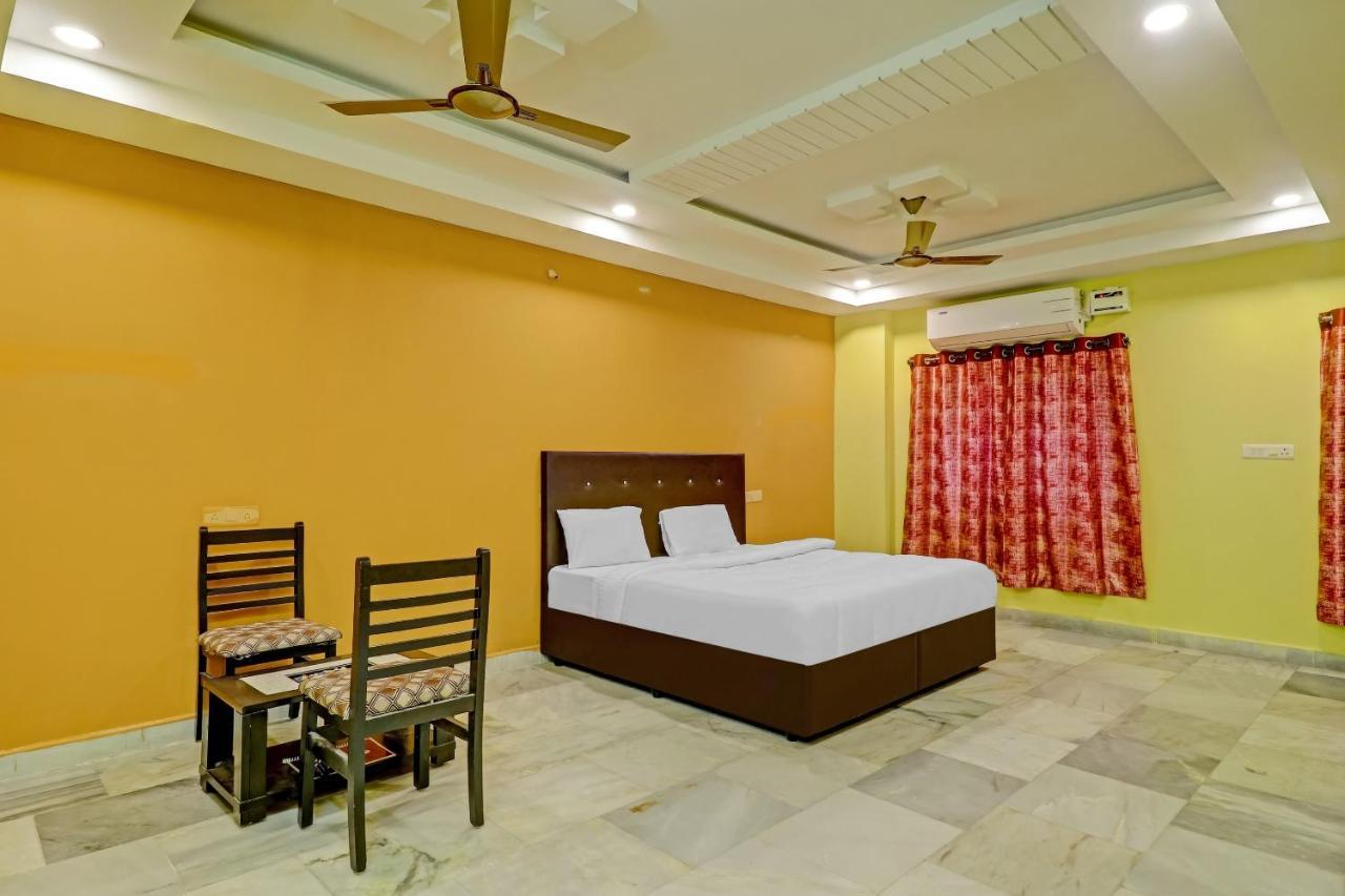 Oyo 81589 Aruna Dwraka Homes Hyderabad Exteriör bild