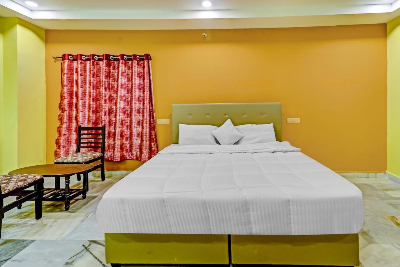 Oyo 81589 Aruna Dwraka Homes Hyderabad Exteriör bild